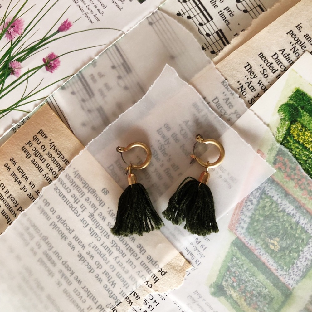 NEVER WORN 🌷Gold and green tassel earrings